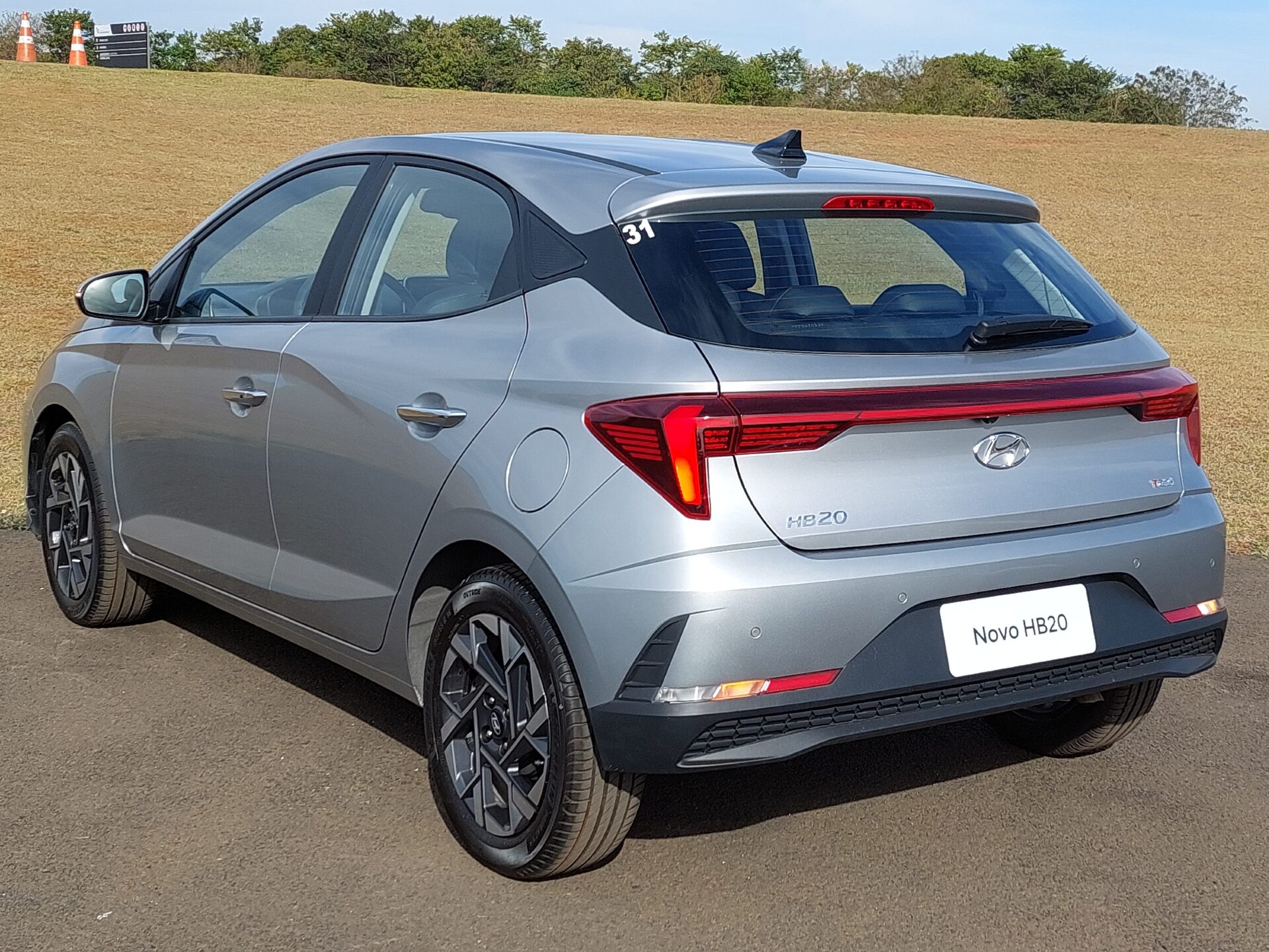 A traseira traz lanternas em leds interligadas, remetendo ao estilo dos novos Hyundai Tucson e Elantra 