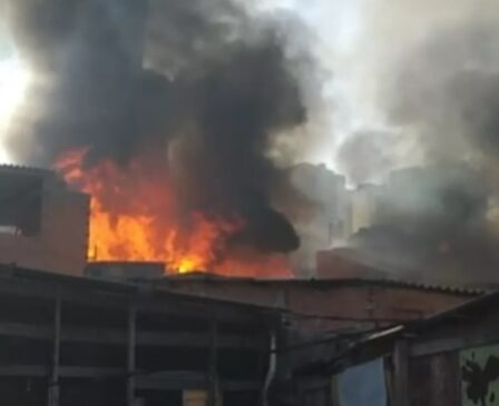 O combate ao incêndio começou, por volta das 7h30, com o apoio de sete viaturas