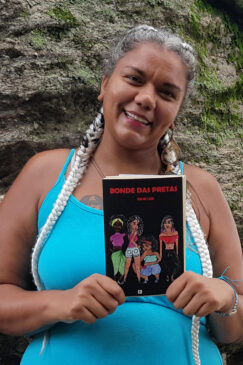 Escritora Julie Lua lança seu primeiro romance, intitulado Bonde das Pretas