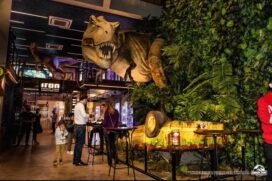 Dinossauro no meio do salão: personagem do filme clássico é a atração principal do ambient