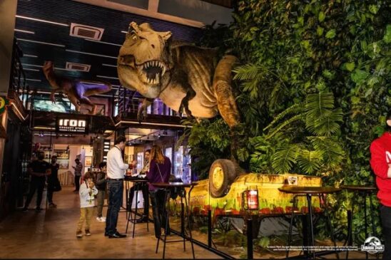 Dinossauro no meio do salão: personagem do filme clássico é a atração principal do ambient