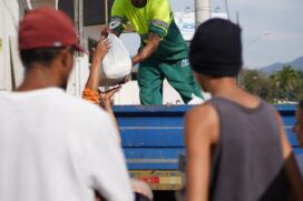 Kits foram entregues às famílias da comunidade do Jardim Ana Paula, no Rio da Praia