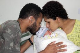 Bebê nasce em Santos sob acompanhamento de intérprete de Libras