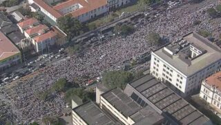 A marcha, que reuniu uma multidão em torno dos carros de som, seguiu caminhada em direção à Praça Heróis da Força Expedicionária Brasileira