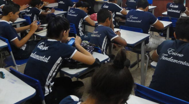 Aplicação da PeNSE em escola no Amapá em 2015. Pesquisa é respondida pelos estudantes diretamente no dispositivo de coleta