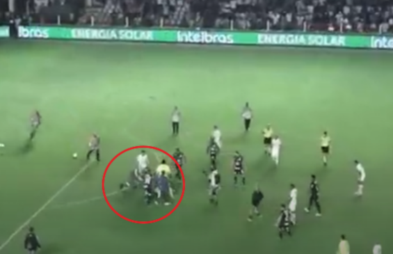 Torcedores do Santos invadem campo e agridem goleiro Cássio