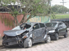 Cerca de 15 veículos apreendidos estão na rua Dr. Ricardo Falcão Rangel, onde funciona o 1&ordm; DP, no centro de Itanhaém