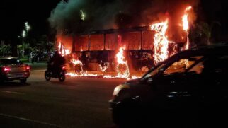 Ônibus é flagrado em chamas na divisa entre São Vicente e Santos; vídeo 