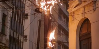 O fogo se espalhou para os fios do trecho da Avenida Perimetral
