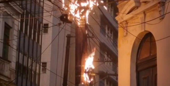 O fogo se espalhou para os fios do trecho da Avenida Perimetral