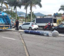 Criminosos derrubam totem de segurança em SV