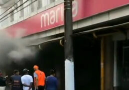 Loja no Centro de São Vicente ficou em chamas na tarde desta quinta-feira; vídeo