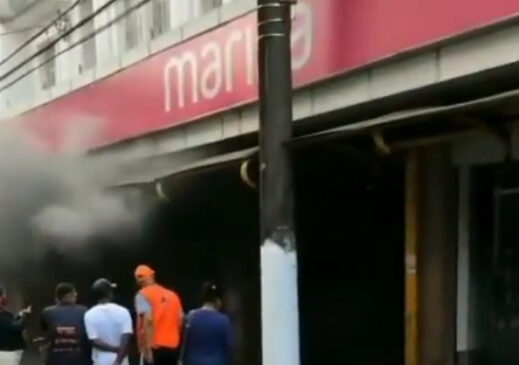 Loja no Centro de São Vicente fica em chamas na tarde desta quinta-feira; vídeo
