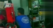 Homem tenta matar o namorado da ex a tiros, é desarmado, leva surra da vítima e foge; assista