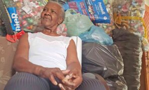Dona Geralda sai todos os dias com o seu triciclo em Itanhaém