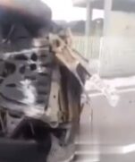 Motorista se envolve em acidente de trânsito e carro capota em via de Praia Grande