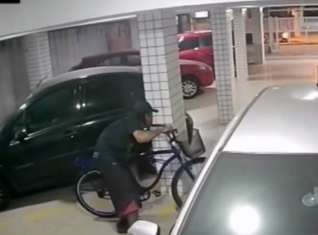 Dupla é flagrada furtando bicicletas em condomínio em Santos; assista