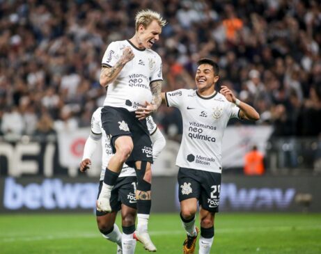 Corinthians vence bem e se reaproxima da liderança