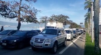 Travessia de balsas entre Santos e Guarujá é paralisada na manhã desta sexta-feira (22); vídeo