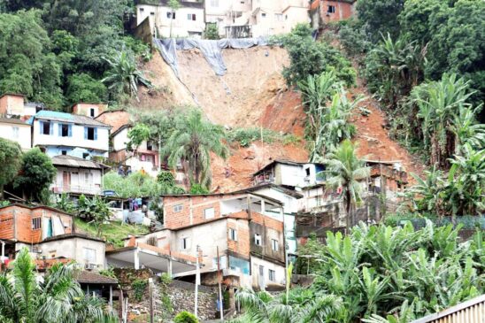 Famílias santistas foram retiradas há dois anos por conta dos deslizamentos após fortes chuvas