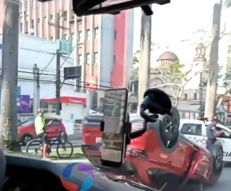 Carro capota em avenida no bairro Gonzaga e trecho tem lentidão
