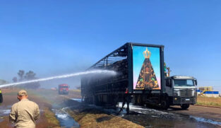 Carreta pega fogo em Mato Grosso do Sul