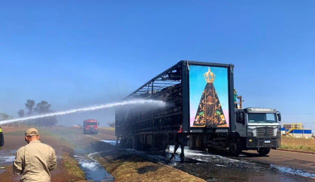 Carreta pega fogo em Mato Grosso do Sul