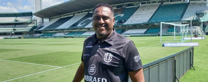 O técnico Jorge Castilho