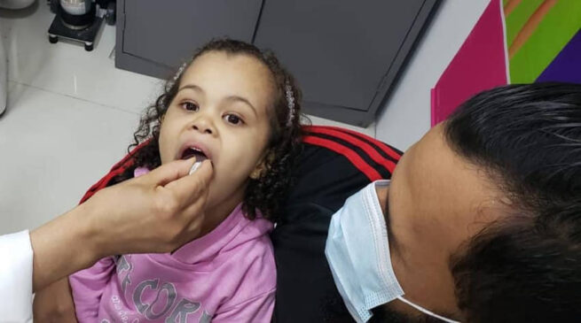 Criança sendo vacinada na unidade do Brisamar Shopping