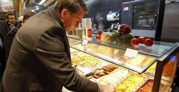 Bolsonaro almoça em buffet em Davos