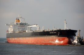 Navio MV Captain John P está na área de fundeio do Porto de Santos