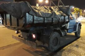 GCM de São Vicente multa caminhão por transportar resíduo de construção civil sem licença