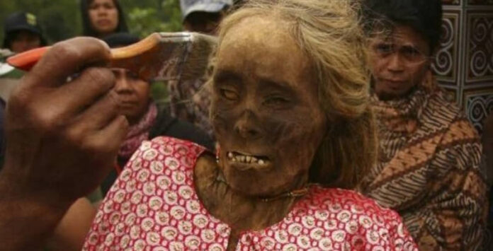 Mulher é desenterrada, maquiada e têm suas roupas trocadas