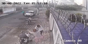 Uma mulher com um carrinho de bebê teve o celular roubado no Gonzaguinha, em São Vicente