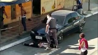 O advogado de defesa dos policiais alega que Servato não pisou sobre o pescoço da vítima, mas