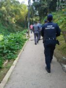 Força-tarefa suspende atividades de ferro-velho em morro de Santos