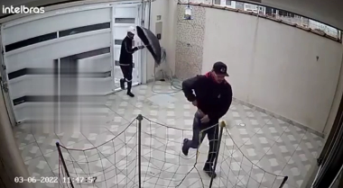Em junho deste ano, câmeras flagaram três homens invadindo uma casa no bairro Maracanã, em Praia Grande