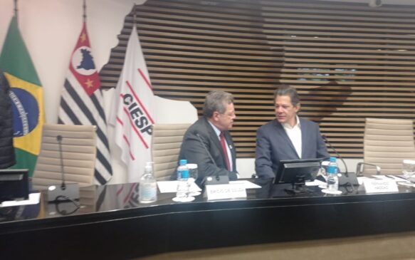 Fernando Haddad, à direita, ao lado de Emidio de Souza na sede da Fiesp