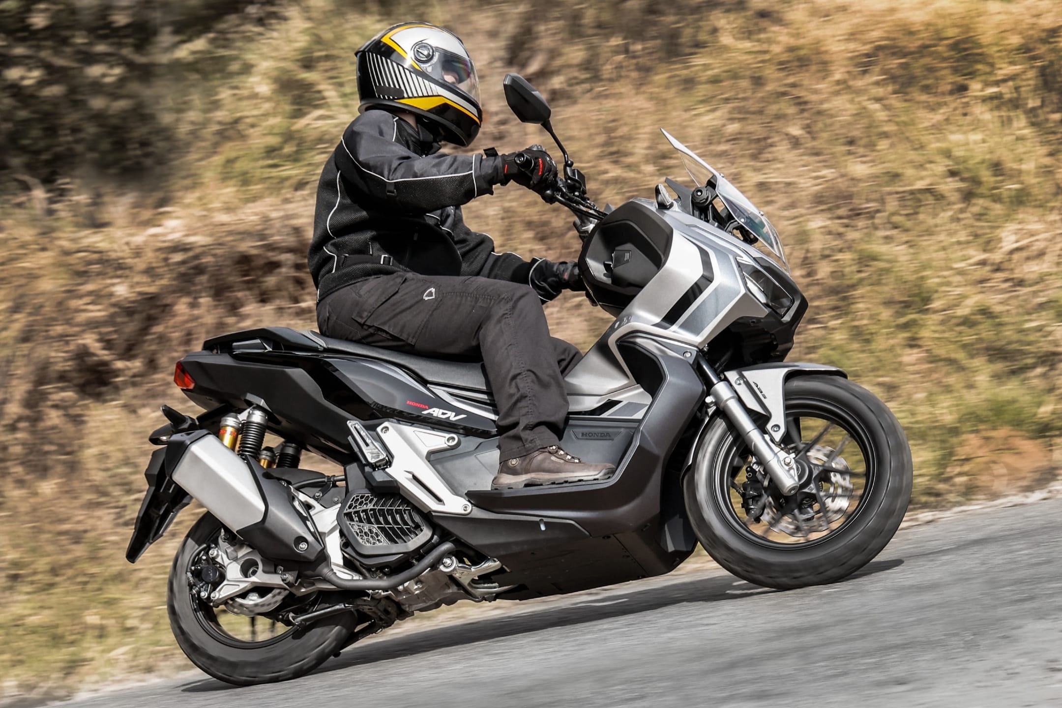 Na ADV, a versatilidade intrínseca às scooters foi ressaltada por um projeto no qual os técnicos da Honda se esmeraram para dotar o modelo de uma parte ciclística de referência   