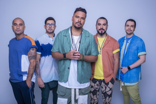 Sorriso Maroto e Ferrugem cantam todos os seus sucessos no Clube Portuários, em Santos