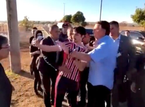 Bolsonaro se irritou na manhã desta quinta-feira (18) com um manifestante e tentou arrancar seu celular à força