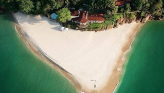 O lote em questão é a Ilha dos Porcos, também conhecida como Ilha da Almada