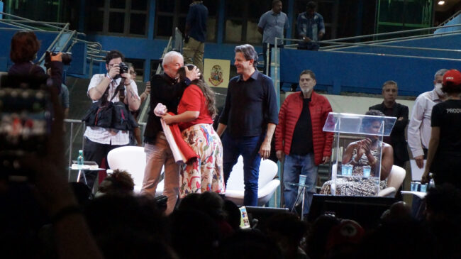 Lula beija aluna em discurso na Universidade de São Paulo