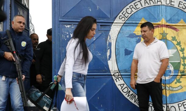 Monique Medeiros deixa a prisão
