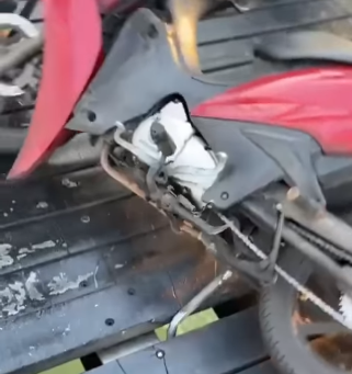 Na manhã deste domingo (14), um motociclista caiu após ficar com a moto presa entre as tábuas da Ponte Pênsil