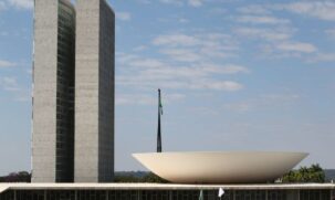 64 deputados estão na disputa por governos estaduais