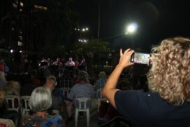 'Elas Cantam Chico' e 'Giovanni Music Band' são destaque na orla santista