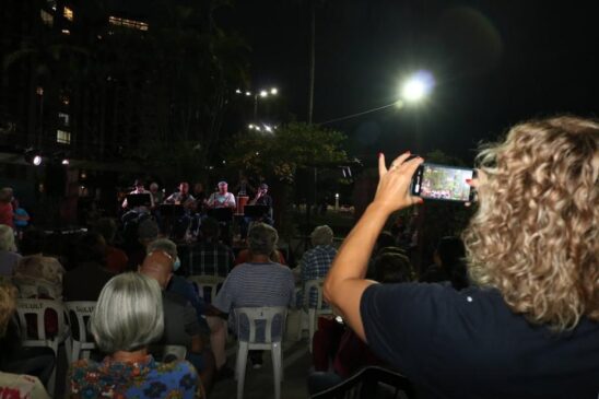 'Elas Cantam Chico' e 'Giovanni Music Band' são destaque na orla santista