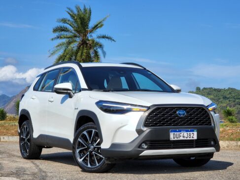 Lançado em março do ano passado, o Corolla Cross briga pela liderança os SUVs médios contra o Jeep Compass
