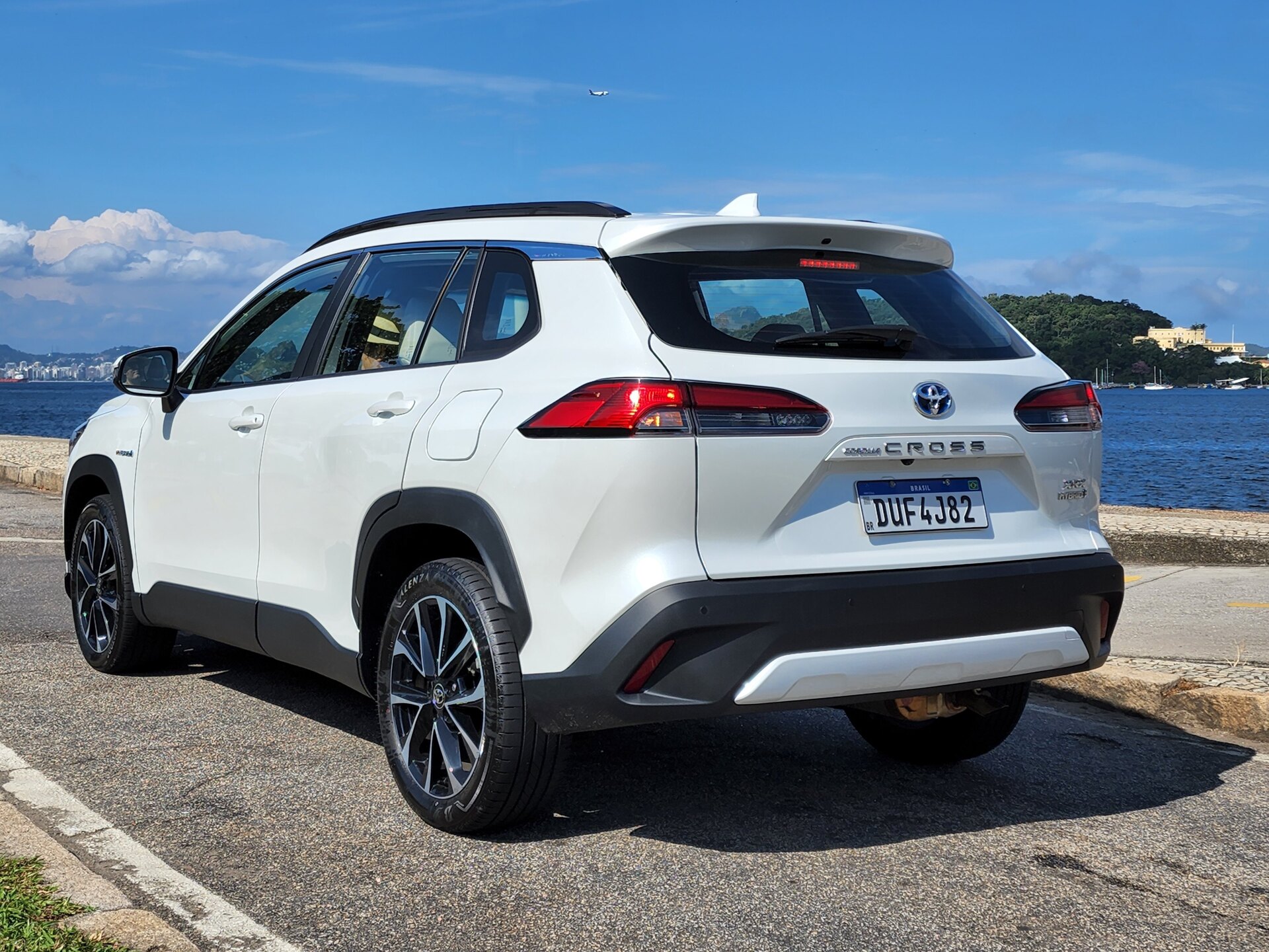 Todas as variantes do Corolla Cross têm as mesmas dimensões, com 4,46 metros de comprimento, 1,82 metro de largura, 1,62 metro de altura e 2,64 metros de distância de entre-eixos